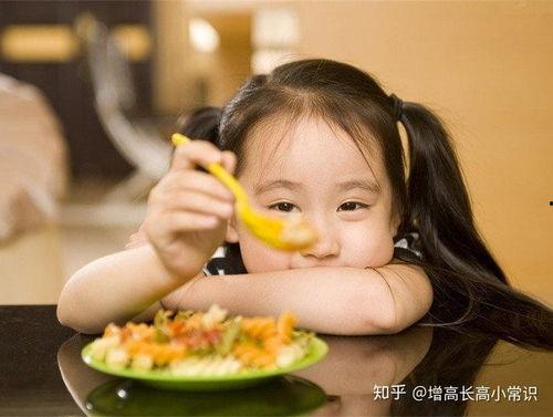 河南网红小女孩吃瓜,萌娃视角下的网络奇观