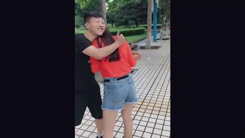 哈尔滨网红情侣照事件,揭秘网络红人的争议瞬间